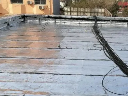 齐齐哈尔卫生间漏水维修公司分享下齐齐哈尔屋面楼顶防水刚性防水层施工要点。